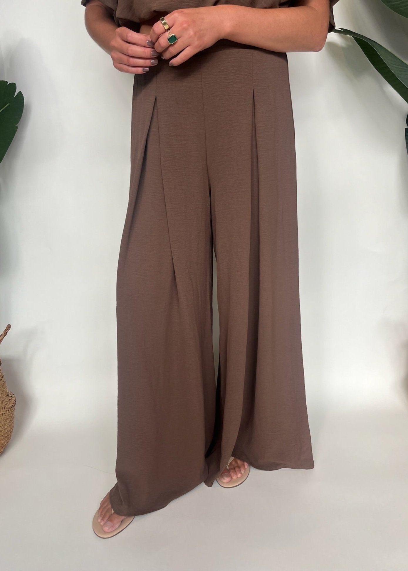 KLD Matte Crepe Pleated Wide Leg Pant Mocha | Vagabond Apparle Boutique